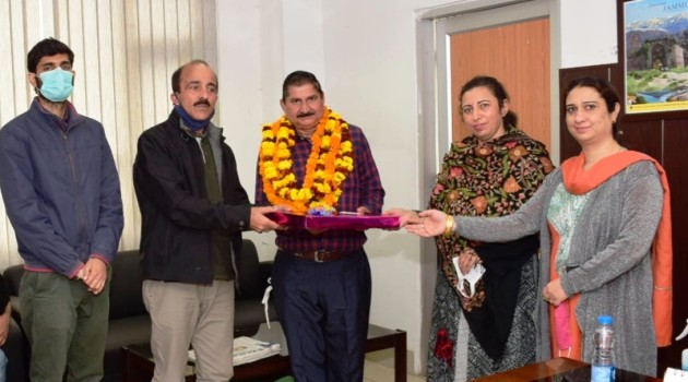 Information Department accords farewell to retiring employee