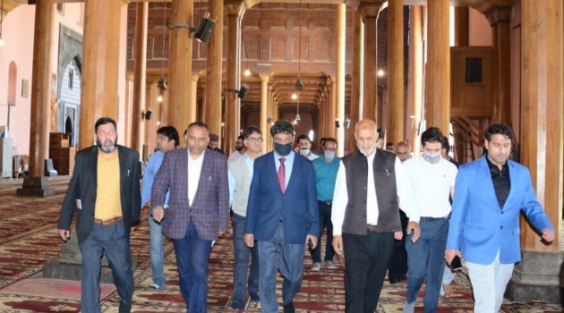 CS visits Jamia Masjid, other Shrines in Srinagar; Reviews arrangements
