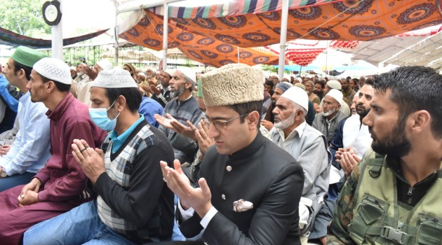 Mayor visits Hazratbal Dargah, offers Jumait-ul -Vidah Nimaz