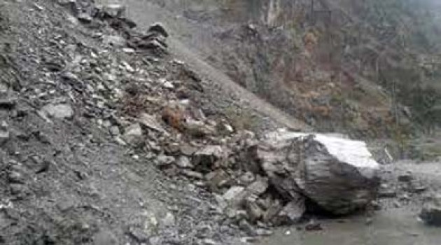 Jammu-Srinagar highway closed amid shooting stones, slide in Banihal