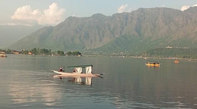 Sun came out after two days of rainy weather on the eve of Eid-ul-Fitr, now as people enjoying the Eid boarding the shikars at world famous Dal Lake in Srinagar