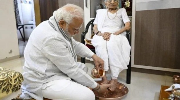 Modi takes mother’s blessings on her birthday