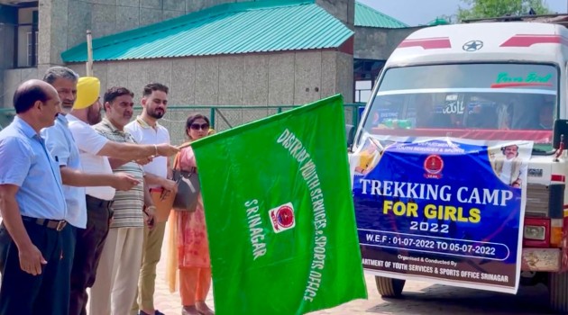 JD YSS flags off trekking group to Gulmarg