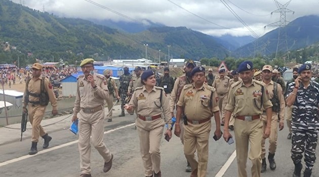 ADG Jammu visits Banihal, reviews Security arrangements and monitors convoy movement