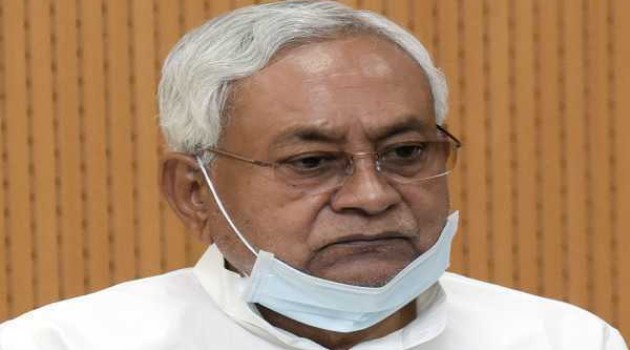 Nitish resigns, quits NDA, joins hands with Grand Alliance
