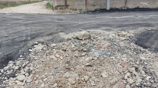 Malla Bagh residents allege substandard material in road macadimization
