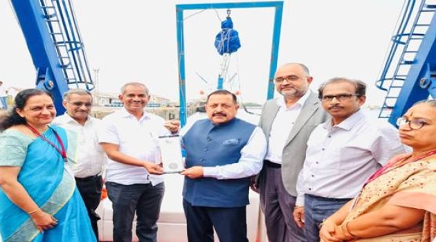 Dr Jitendra Singh hoists tricolour on board the ship; extends the campaign of ‘Har Ghar Tiranga’, to ‘Har Jahaj Tiranga’