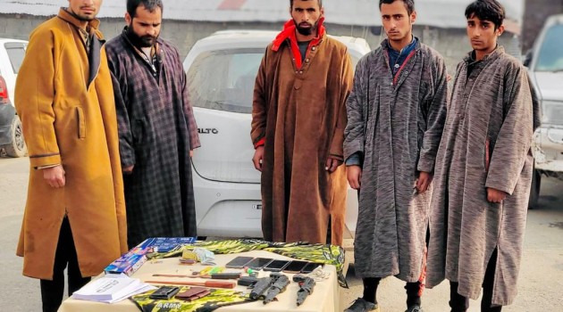 Extortion Racket Busted in Kulgam, 5 Robbers Impersonating as Militants Arrested Along With Fake Weapons: Police