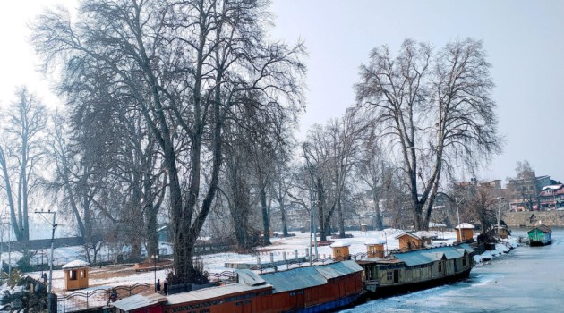 Kashmir under deep freeze, Srinagar shivers at season’s coldest at minus 5.4°C