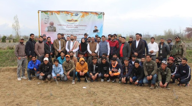KVIC Chairman distributes 1200 Bee Boxes to Farmers/Beekeepers of Pulwama and Ramban Districts of Jammu and Kashmir