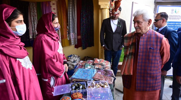 Lt Governor visits Handicraft and Handloom Exhibition at Kashmir Haat