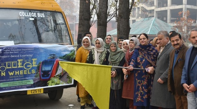 Dir Colleges flags-off contingent of students for  “College on Wheels Journey”