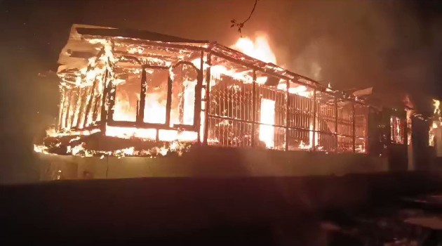 Several Structures Damaged in Massive Fire in JK