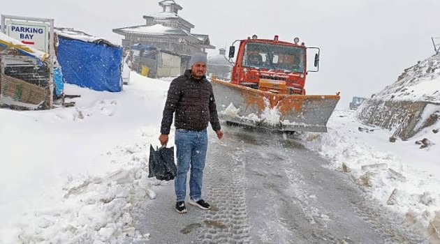 Mughal road reopens after snow clearance