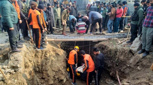 47-year-old Man Brought Out Safely from 40ft Deep Well in Tangmarg Village; Family Thanks Rescuers