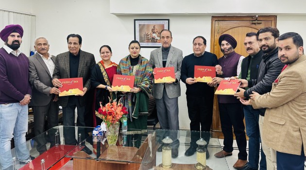 Azad launches Magazine ‘Pride of J&K’ by Lincoln society 
