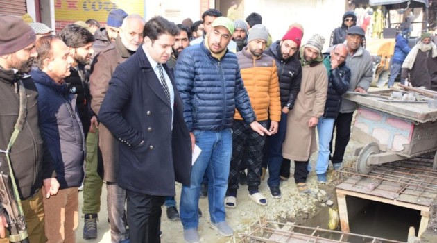 CEO SSCL/ Commissioner SMC visits Downtown, Srinagar; takes stock of smart city projects