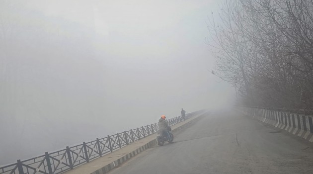 Dense fog engulfs Kashmir, Sgr shivers at minus 3.0 degree Celsius