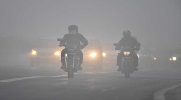 Dense fog engulfs Delhi-NCR, affected flight & train movement, mercury dips to 7 deg