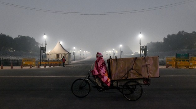 North India feels the chill, as fog hits flight services, delays 18 Delhi-bound trains