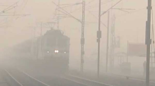 Dense fog continues to hit train & flight services, 22 Delhi bound train delayed
