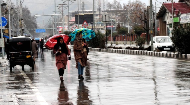 Rains, snow continue in Kashmir; Gulmarg amasses 3-ft snowfall in 48 hours