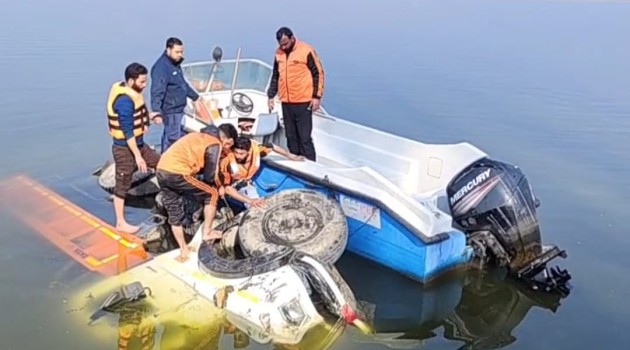 Driver dies as tipper plunges into Dal Lake