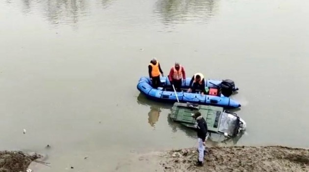 E-Rickshaw plunges into river Jehlum at Lasjan, rescue operation on, driver safe