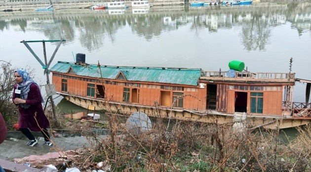 Houseboat sinks in Jhelum in Rajbagh, suffers damage