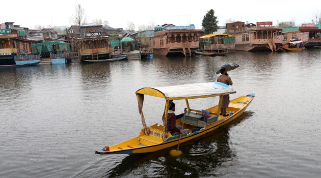 Mercury Drops As Rains Drench Kashmir, MeT Forecast More