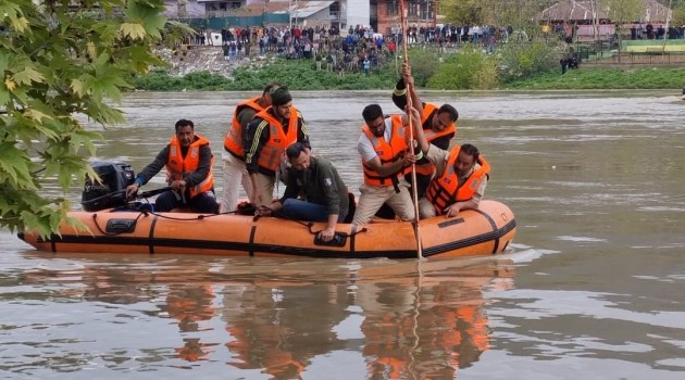 Mother, her two sons  laid to rest amid sobs after boat capsized in Srinagar