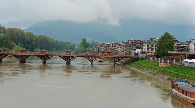 Rainy Nights in J&K: Temperature Drops as Rains Let Up