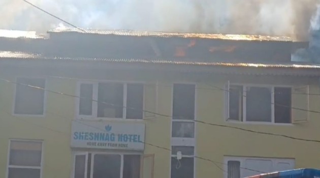 Massive Fire engulfs hotel in Pahalgam