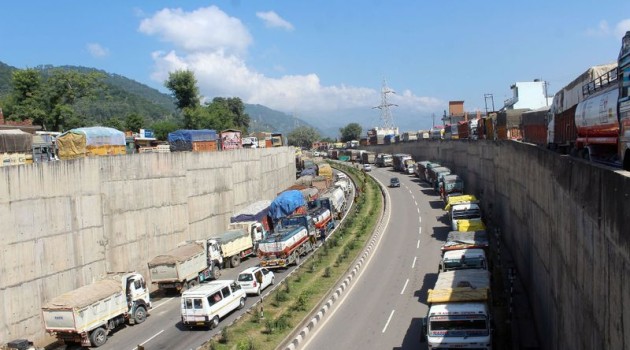 Srinagar-Jammu National Highway open for 2-way traffic
