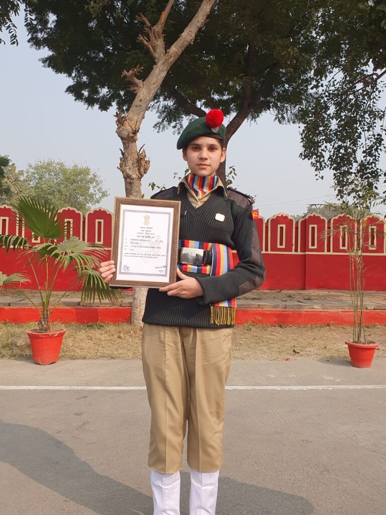 Fiza Shafi of Nishat Hr Sec School awarded the Raksha Mantri medal and ...