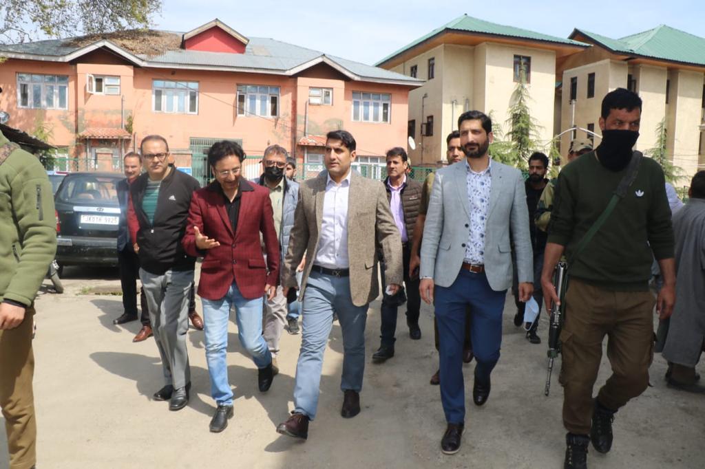 DC Srinagar visits Psychiatric diseases Hospital, SMHS DeAddiction