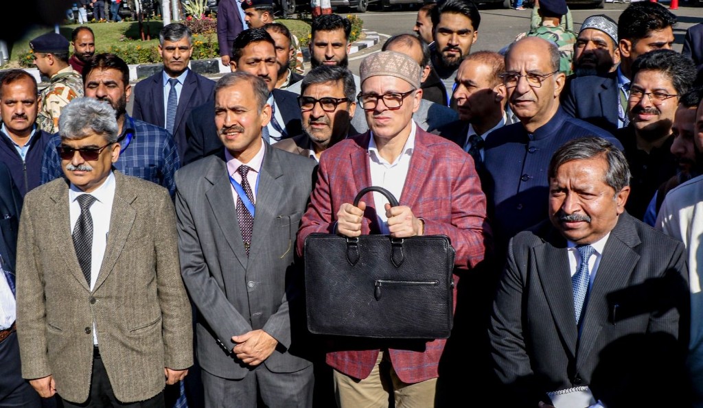 CM unveils Rs 113767 crore budget for J&K,Rs 80640 crore revenue ...